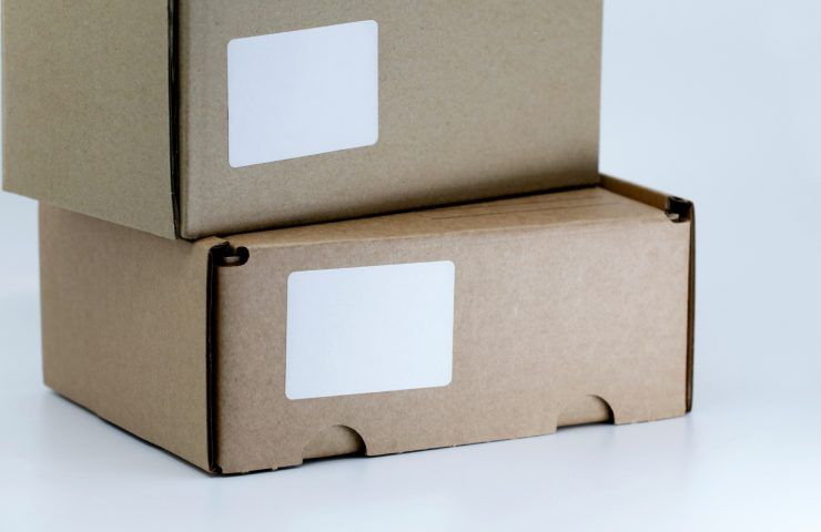 scatoloni di cartone con etichetta